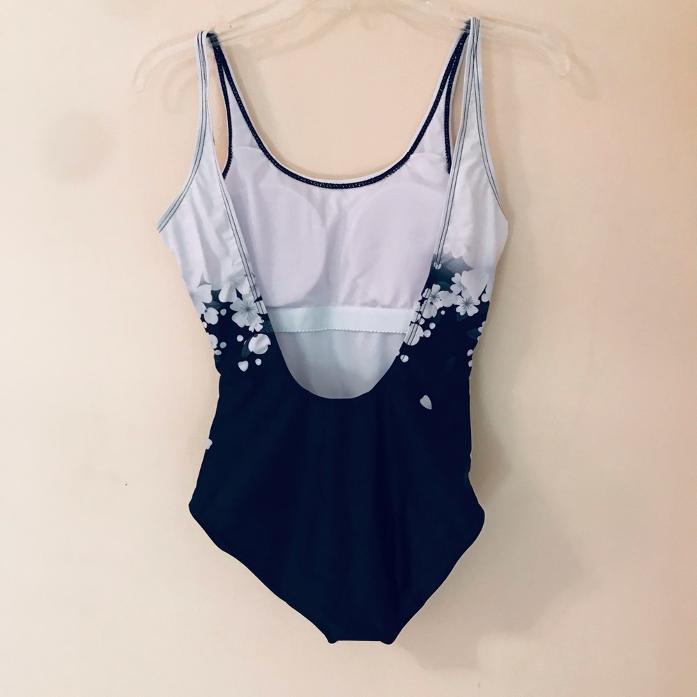 New swimsuit SizeL - Picture 4 of 8